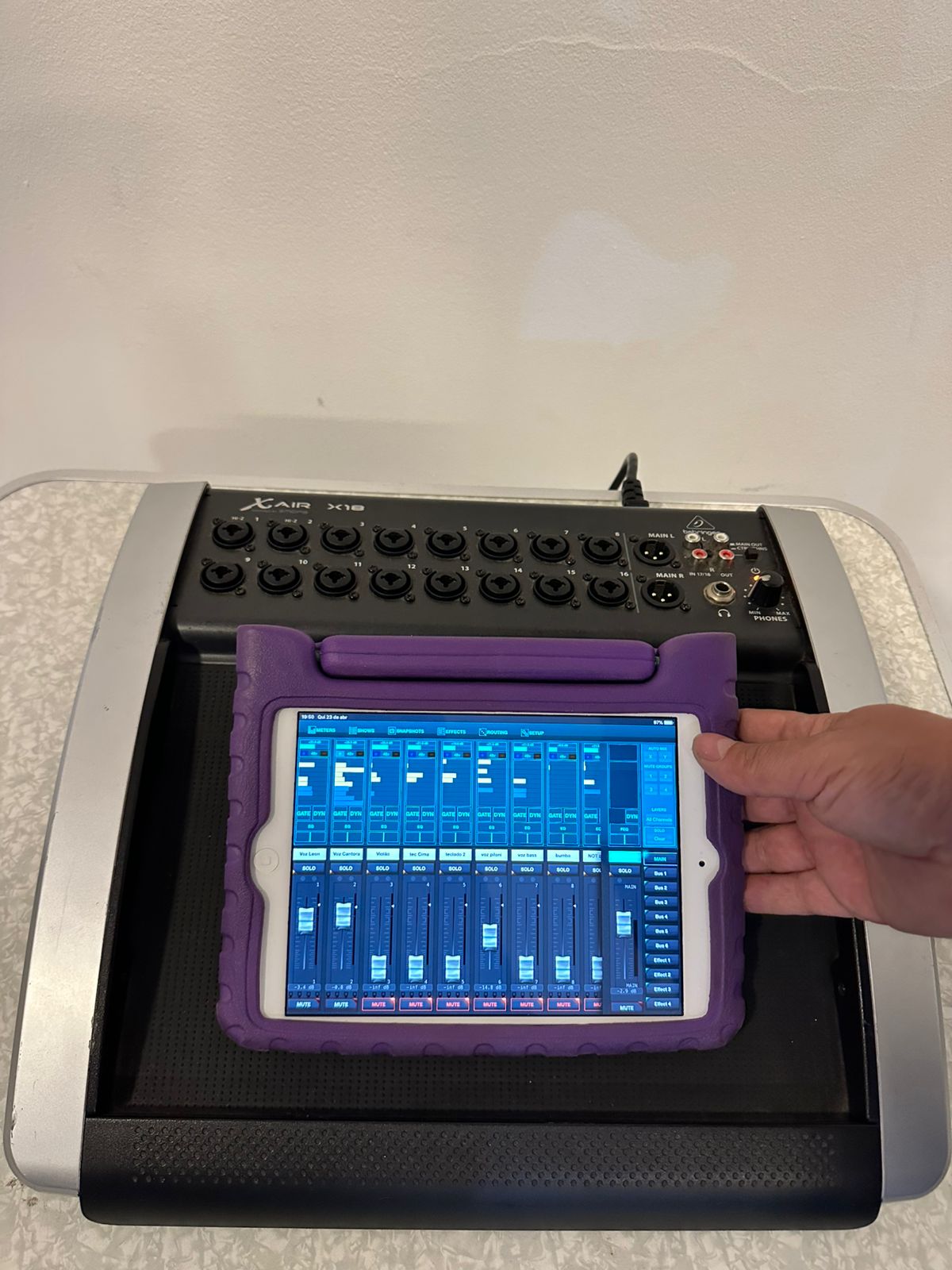 Mesa digital Behringer XR-18 com tablet